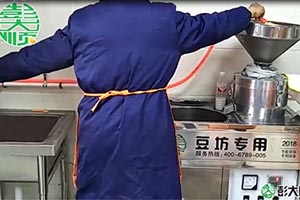 100型豆腐專用豆腐機(jī)生成現(xiàn)場